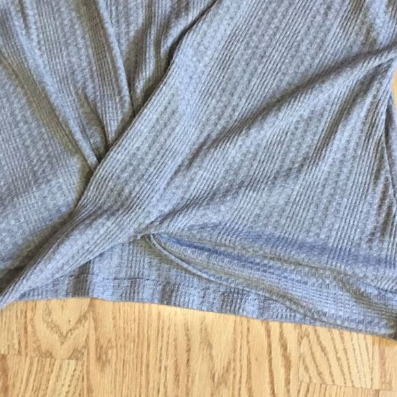 Lightweight gray top with front twist at waist in extra small by PAPER CRNE - Picture 5 of 9